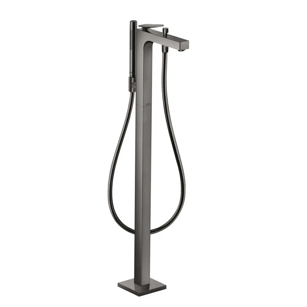 Bodenstehender Einhebel-Wannenmischer von AXOR mit Hebelgriff und flexibler Handbrause. Das Design zeigt klare Linien und einen minimalistischen Look.